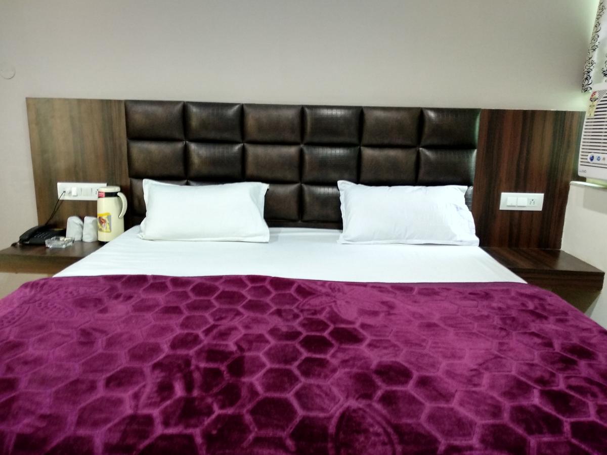 Oyo 60976 Hotel Shree Ji Morena ภายนอก รูปภาพ